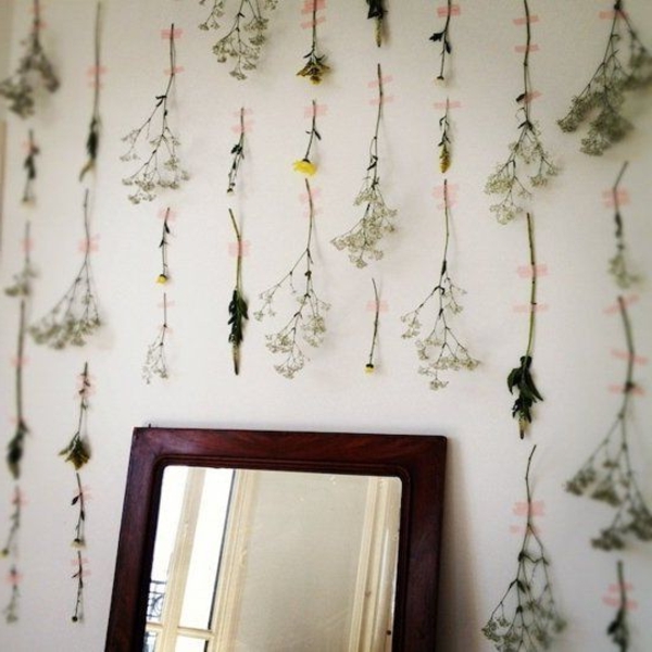 малки цветя като декорация за стената