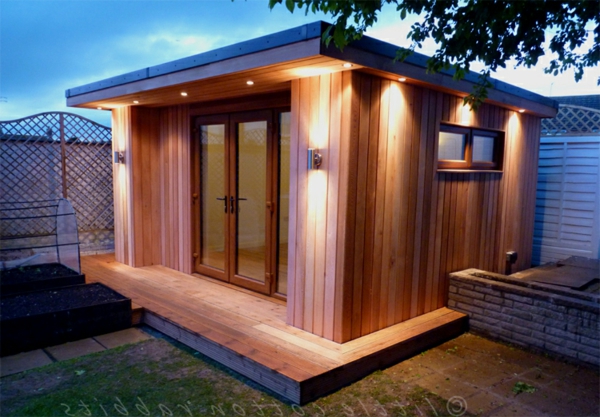 منازل حديقة صغيرة مصنوعة من الخشب - ببساطة مضاءة.