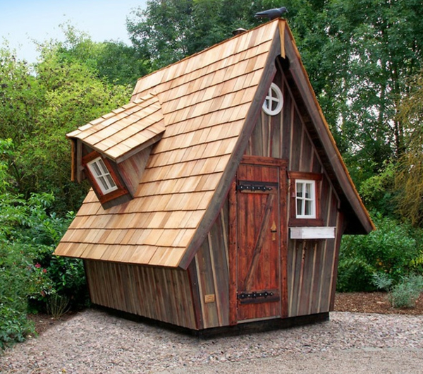малки градински къщи-интересен-покрив - изработени от дърво