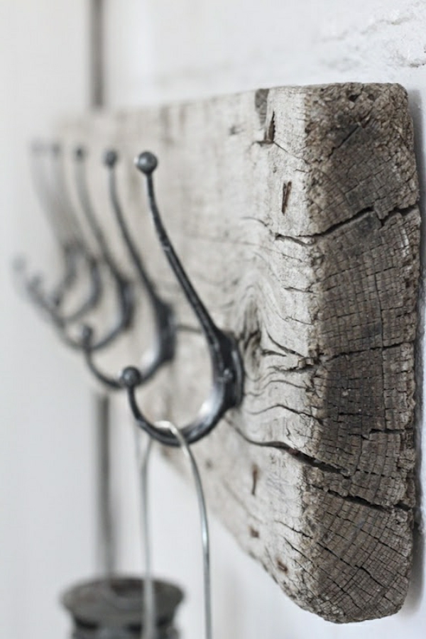 дъска, изработена от плаващо дърво върху стените на закачалките