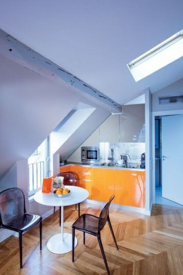 μικρή κουζίνα-με-πορτοκαλί-limit-under-the-οροφής