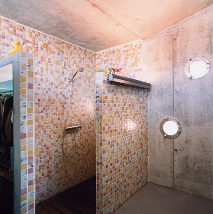 μικρό-μοντέρνο-μπάνιο-design-ενδιαφέρον-ψηφιδωτά πλακάκια