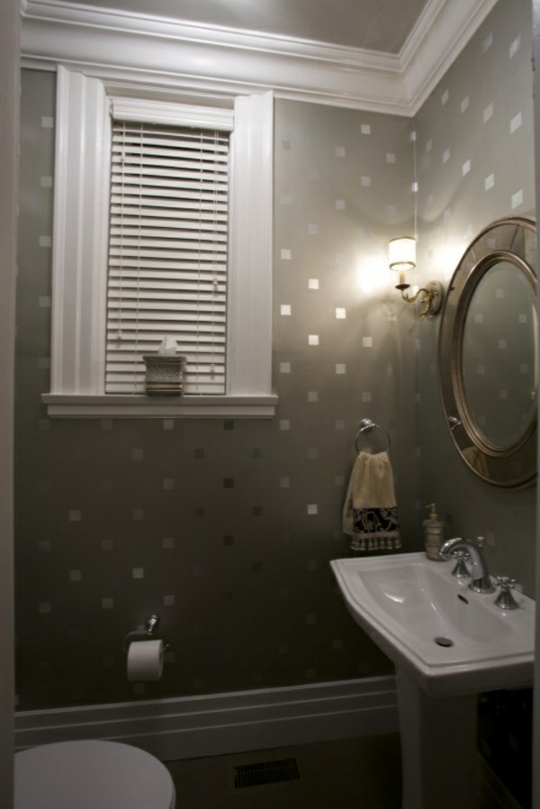 Огледало на стената с малък сребърен квадрат