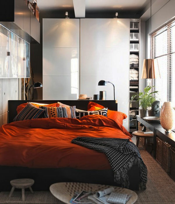 μικρού χώρου που κρεβάτι-με-πορτοκαλί-κρεβάτι λινά