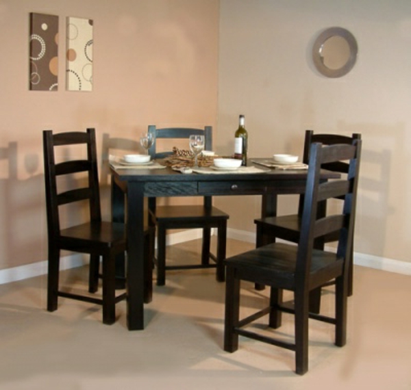 מרחב-קטן-להגדיר מרובע אוכל שולחן-של-עץ