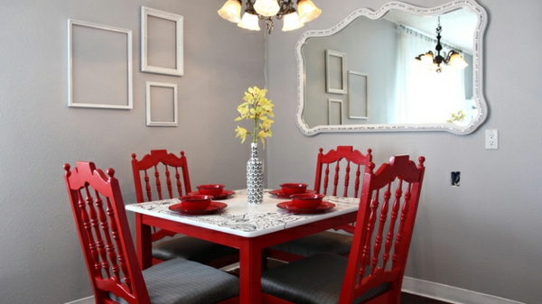מרחב-קטן-set-אדומים-כיסאות-to-the-השולחן