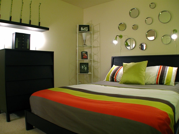 छोटे राउंड दर्पण-ऑन--हरे-दीवार में बेडरूम आधुनिक घर विचारों