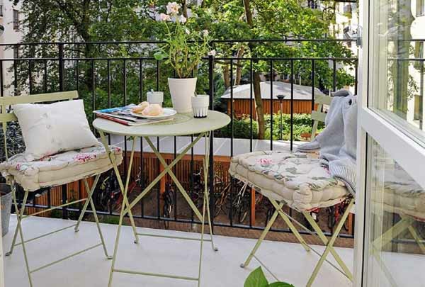 Image d'une belle petite terrasse avec des meubles blancs