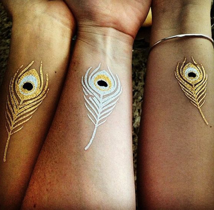 идеи за татуировки сребърно или златно перо на ръцете представляват знак за идеи за приятелство
