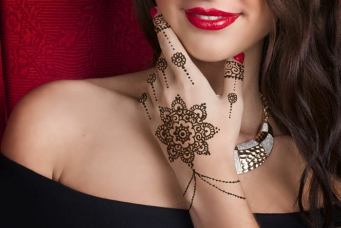 tetováló ötletek átmeneti henna gyönyörű festmény a kezében egy gyönyörű hölgy vörös rúzs