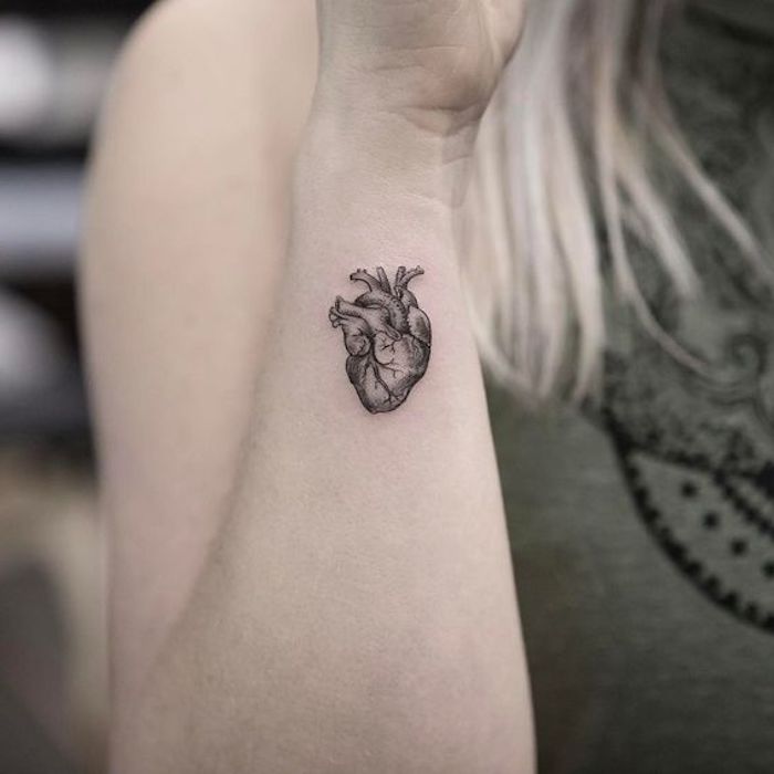 Szőke nő ad nekem egy mini tetoválást az emberi szív alakjában