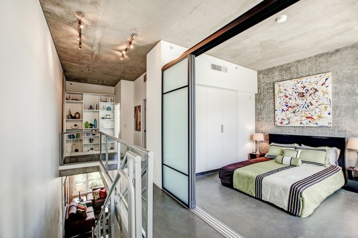 μικρό-διαμέρισμα-set-διώροφο διαμέρισμα-διπλό κρεβάτι-γυάλινη πόρτα-συρόμενη πόρτα-σκάλα-γυαλί κιγκλίδωμα
