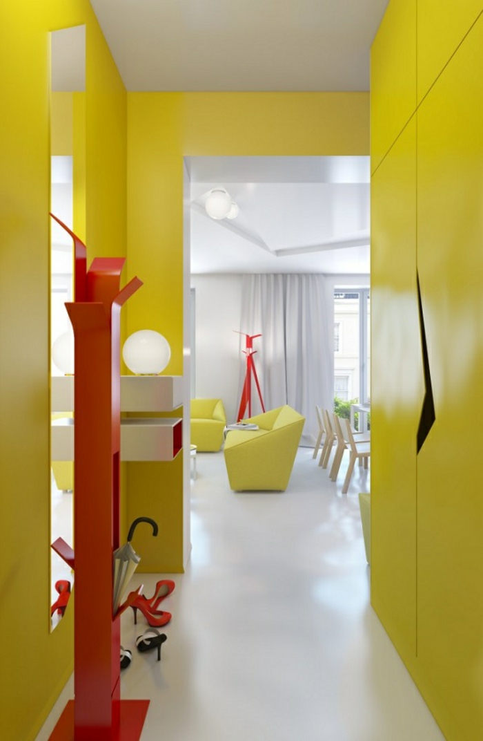 малък коридор за серия жълти стени-червено-гардероб