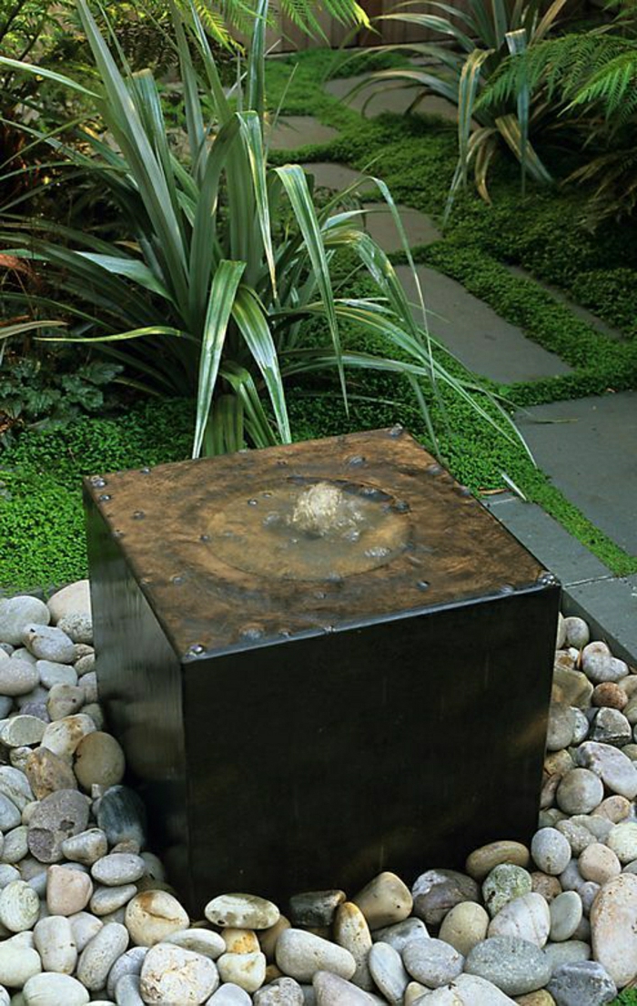 малка градина фонтан декоративни камъни зелен