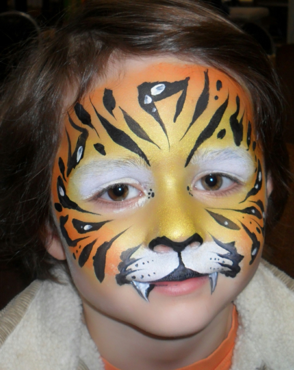 pequeña joven maquillaje-con-una-de tigre