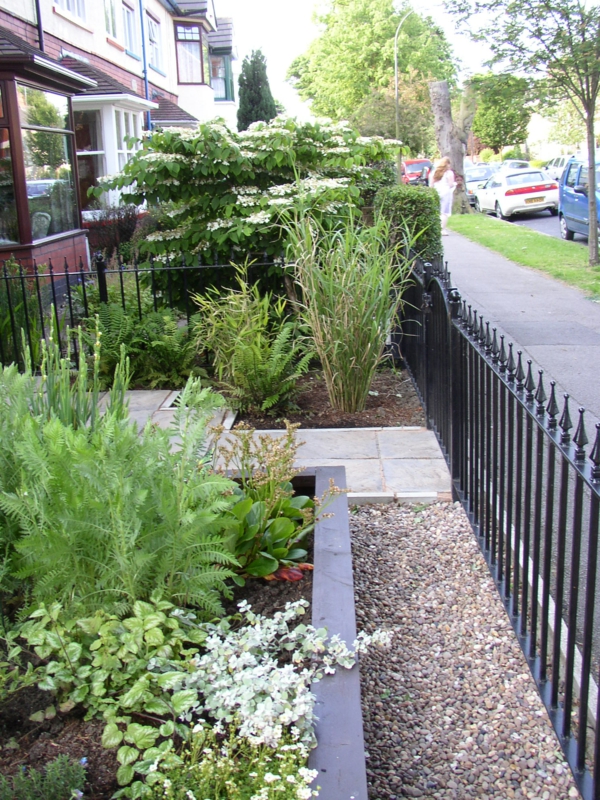 малка предна градинска ограда - оформяне на чакъл и зелени растения