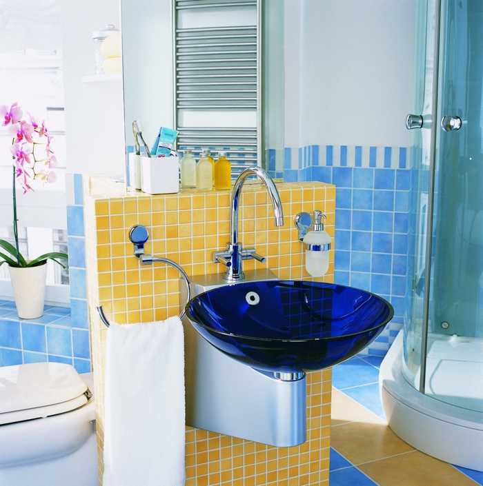 svježe kupatilo-design-žuto-plavo-ružičaste orhideje