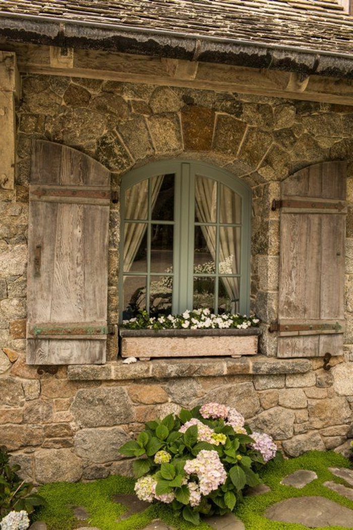 منزل صغير حجر الجدران نورمان نافذة العمارة وعاء الزهور الدرفة الخشب