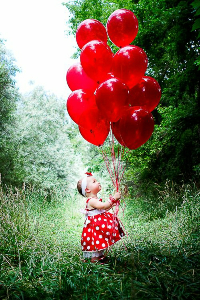 Μικρό κορίτσι κόκκινα μπαλόνια