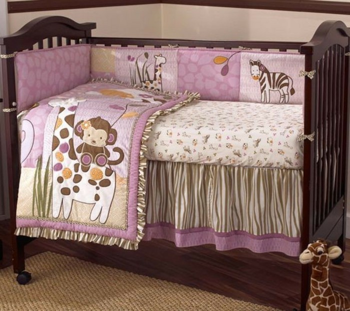 صغير سرير من الخشب مع الوردي سرير البياضات