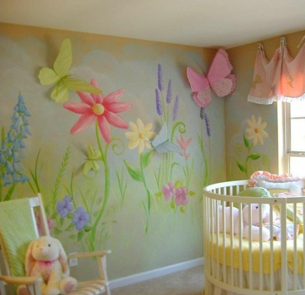 petit-chambre-de-bébé-avec-un-rond-lit-bébé-et-beau-mur-design-fleur-figures