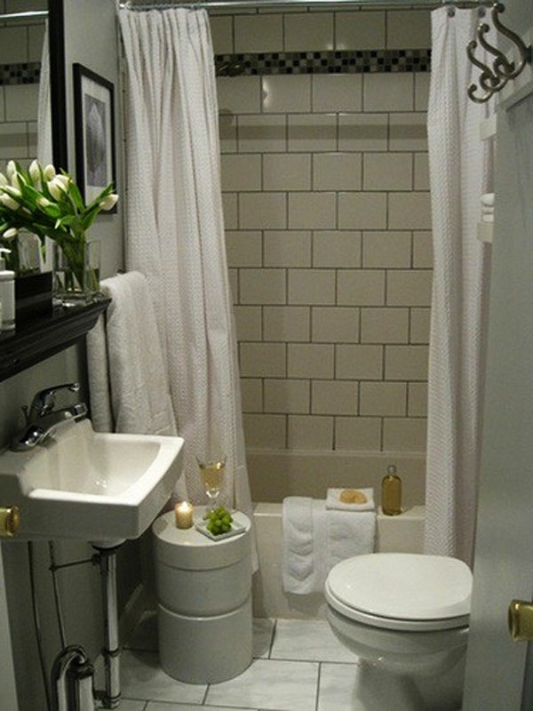 cabine de douche petite salle de bain - fleurs comme décoration