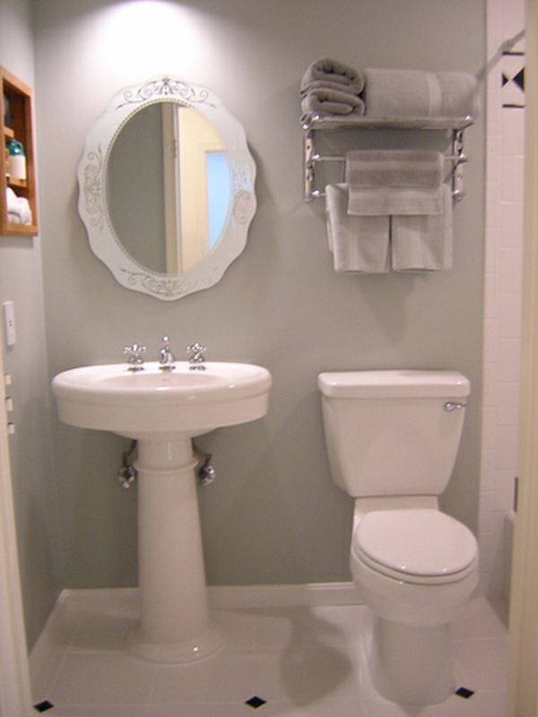 petit-salle de bain-plan-ovale-en forme de miroir - avec cadre blanc