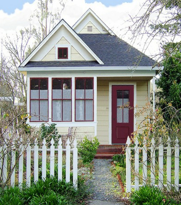 малка къща-вградена в родния стил - ограда в бял цвят