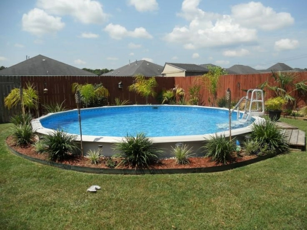 pequeña piscina todo el año en la idea de jardín