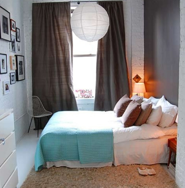 малка спалня зададена сиви завеси