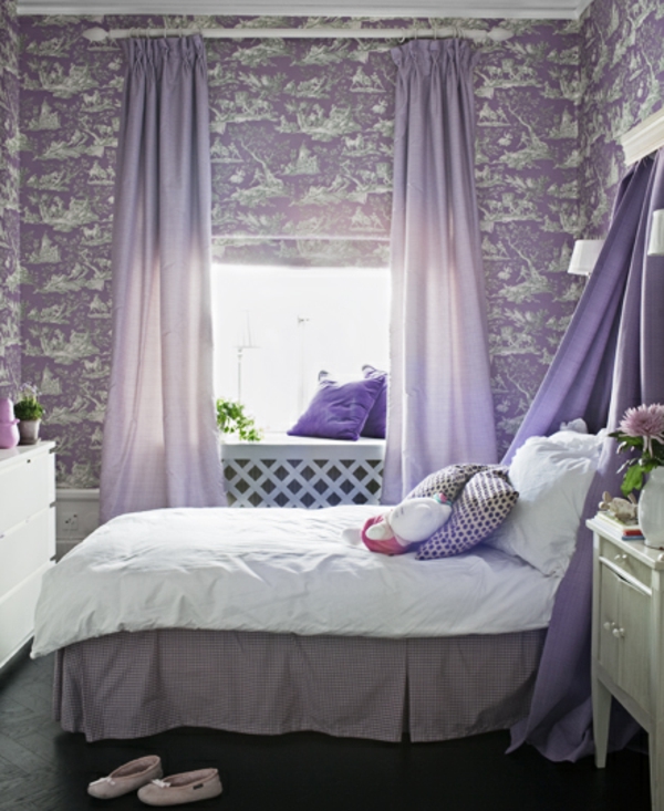 pieni makuuhuone-lila-väri-kaunis verhot