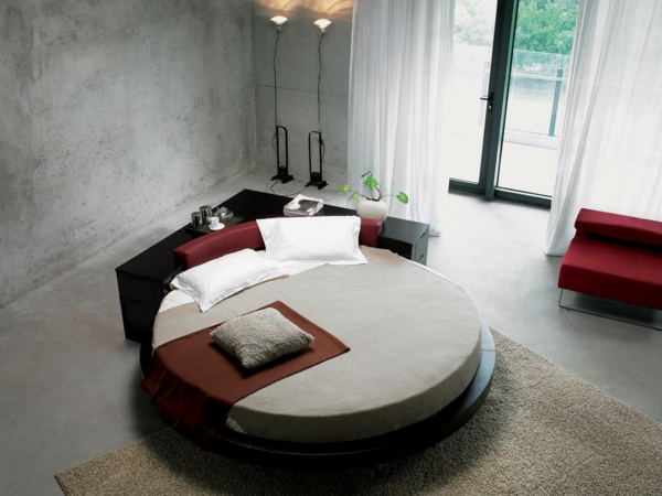 малка спалня с красива кръгла лежаща сива стена и бели завеси