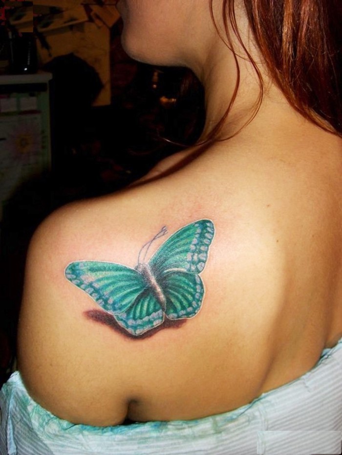 šarene male tetovaže na ramenu, plavi leptir