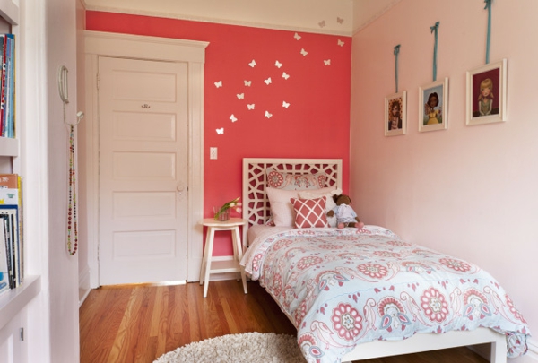 pieni huone-design-vaaleanpunainen seinä-maali-nukke sängyllä