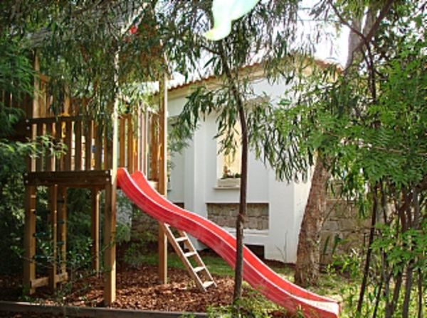 klettergerüst-pour-jardin-avec-un-rouge-slide