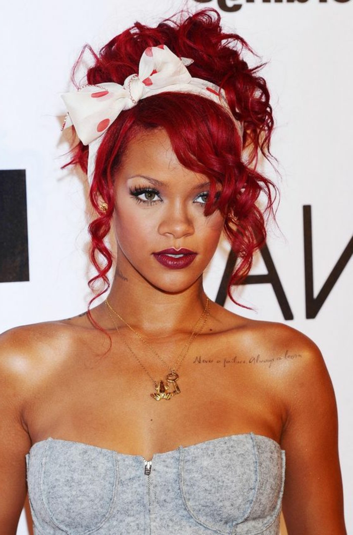 Rihanna s jarko crvenom kosom, bijela kosa s crvenim točkicama, ogrlice od zlata, siva vrh