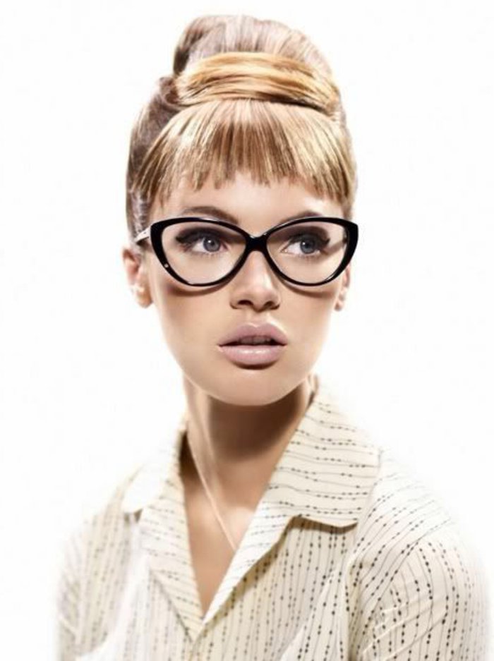 keimaileva malli retro silmälasien naisille