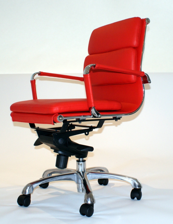 Kožna stolica u crvenoj boji