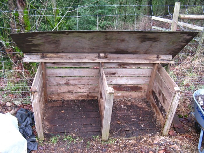 idée inspirante de construire soi-même un composteur - voici deux petits composteurs dans un jardin