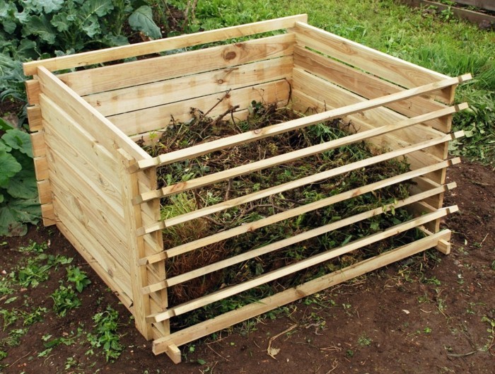 погледнете тази идея. Изградете свой собствен компост - тук е малък дървен компостер за собствена градина