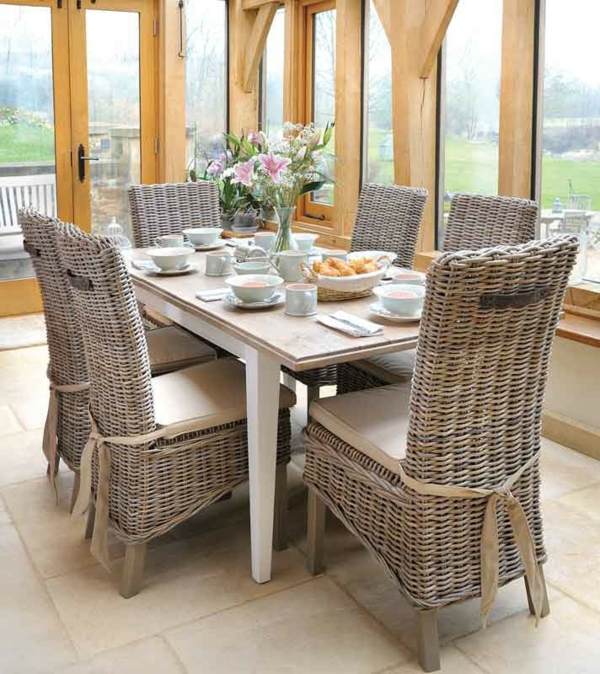 плетени столове за трапезария атрактивен дизайн - цветя на масата