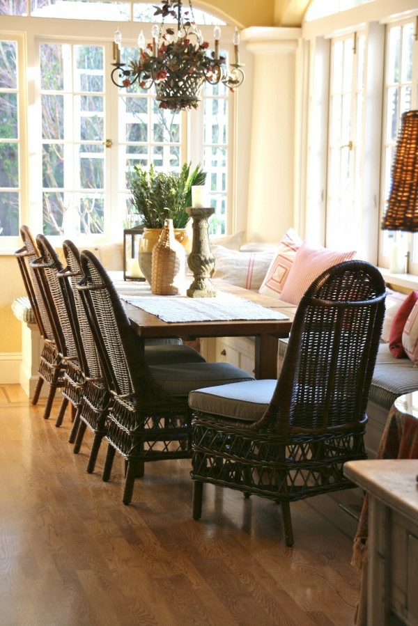 panier chaises-pour-salle à manger-élégante-lampe sur la table