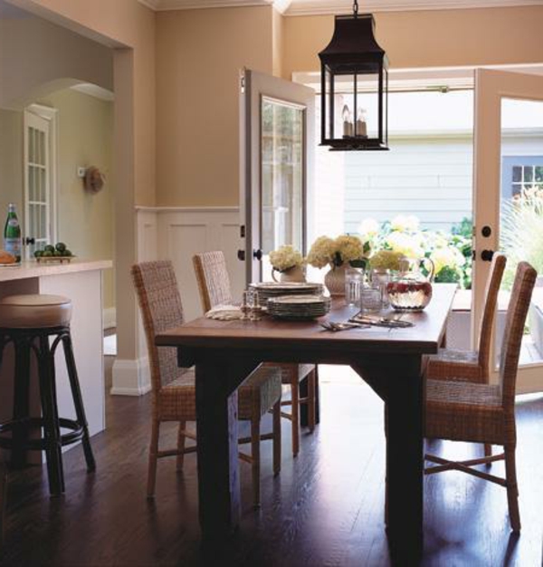 mimbre-sillas-para-comedor-habitación-en-campo-estilo - lámpara sobre la mesa