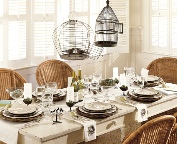 mimbre-sillas-para-comedor-extravagante-lámparas-sobre-la-mesa - hermosa decoración de la mesa