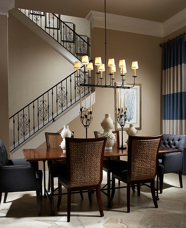 плетени столове за трапезария до стълбите - интересни висящи лампи