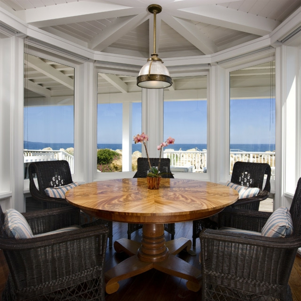 wicker-for-diningroom-round-table-design - una lámpara sobre la mesa