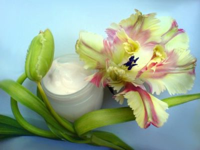 лек козметичен крем за очи с натурални продукти в сметанов крем, жълто-розово цветно растение