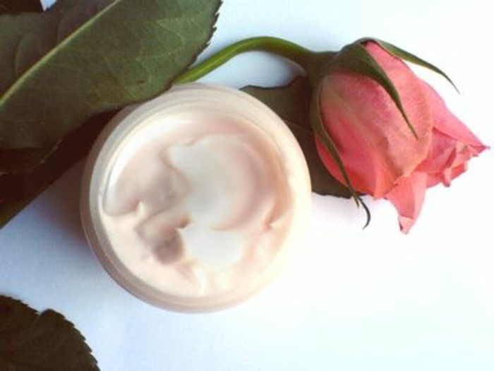 Направете си сами натуралната козметика - Крем за очи с екстракт от розови листенца, розово масло