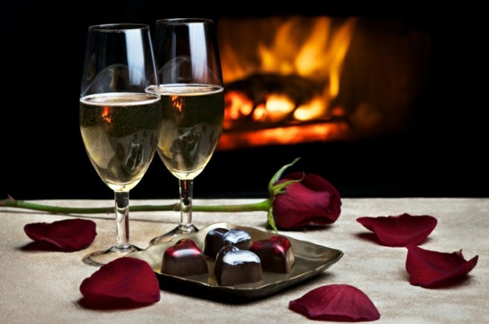 besplatno pozadina Valentinovo-romantični-tischdeko dvije čaše vina i ruža lišće