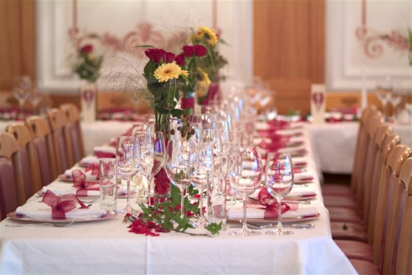 kreativno-made-Hochzeitsdeko po stolu crveni elementi